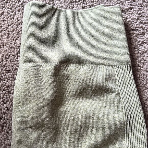 NWOT Women’s Size M High Waisted Workout scrunched booty shorts olive green - Picture 3 of 7